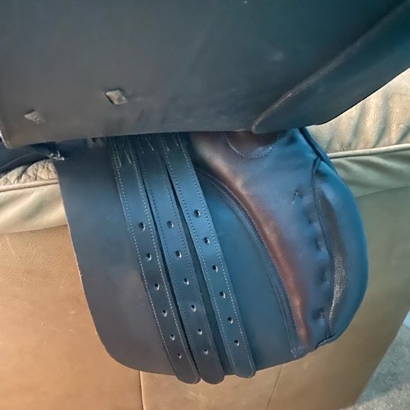 All purpose lesson or show saddle . Great condition used 4 times. - Picture 3 of 10